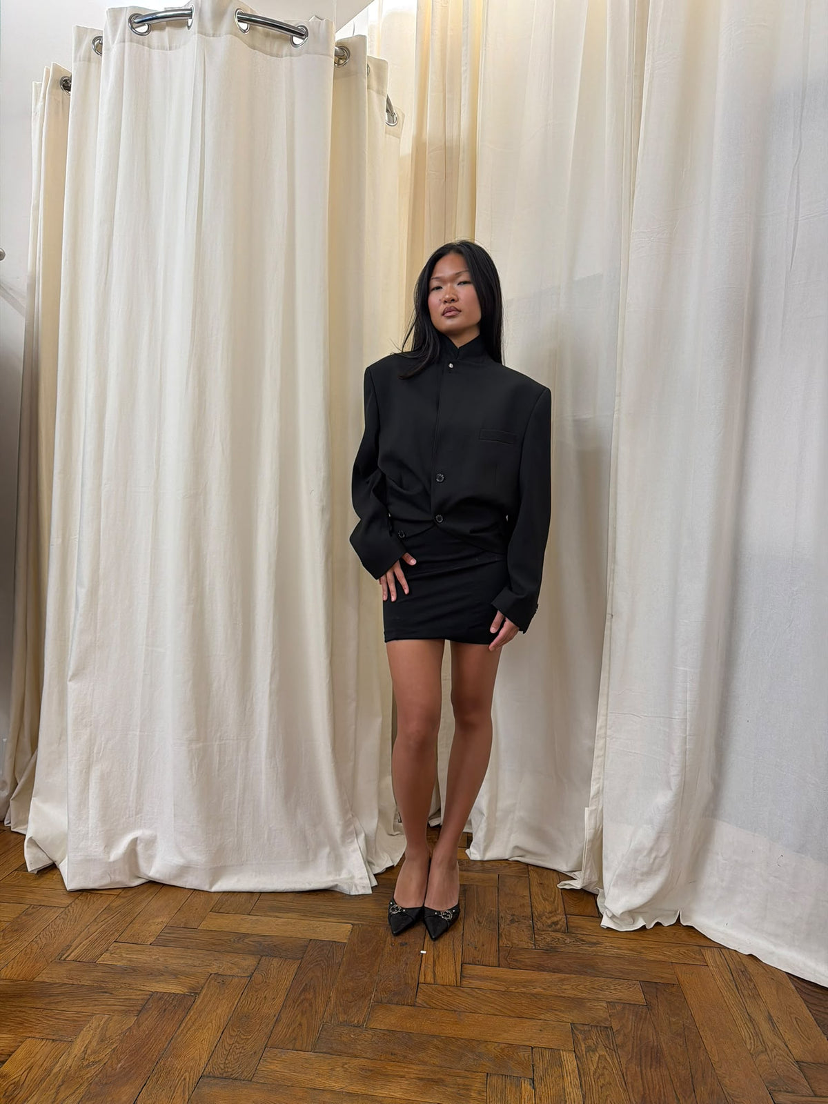 Isonme Emily open back blazer black