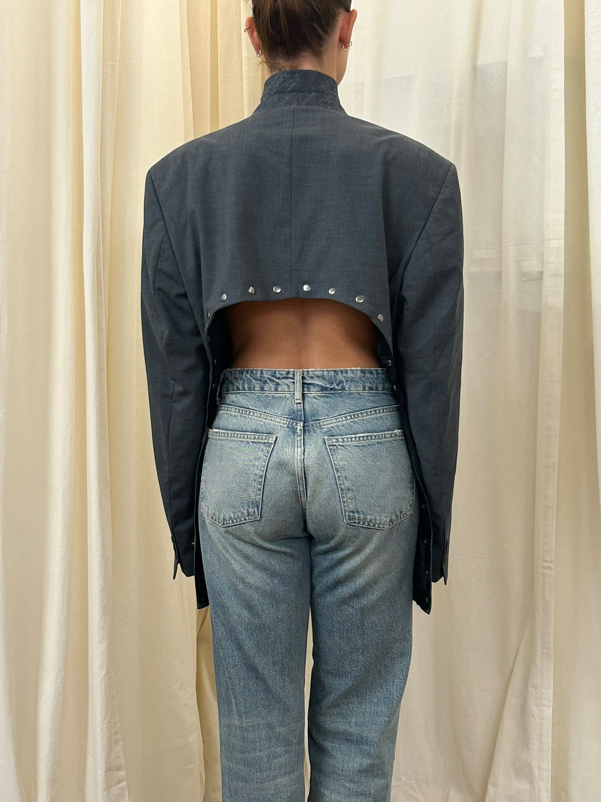 Isonme Emily Open Back Blazer light gray